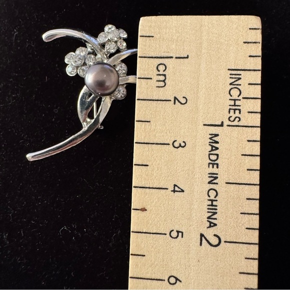 Silver and Gray Pearl Necklace, Pendant, Brooch Pin Set with Crystal Flowers - Picture 7 of 8